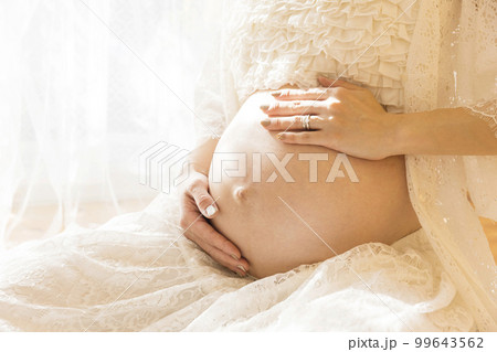 出産間近の妊婦さんのお腹 マタママ プレママ 出産間近の妊婦さんのお腹 マタママ プレママ 99643562