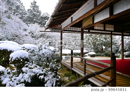 降雪の京都市 詩仙堂丈山寺の唐様庭園 99643831