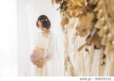 ベリーペイントをした妊婦さん マタニティーペイント ベリーペイントをした妊婦さん マタニティーペイント 99644328