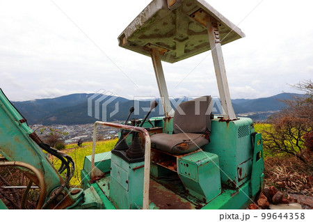 小型のショベルカー 99644358