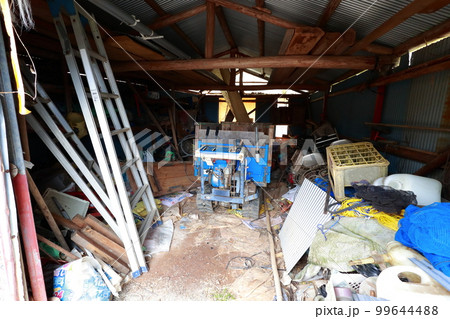 農家の汚い納屋　農家　小屋 99644488