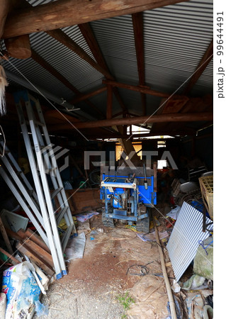 農家の汚い納屋 農家 小屋 農家の汚い納屋 農家 小屋 99644491