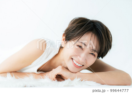 寝そべる40代女性 99644777