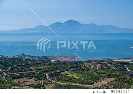 天水の展望台から見える普賢岳の風景 99645314
