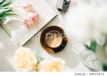 コーヒーと春の花 99645623