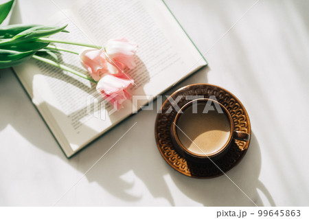 コーヒーとチューリップ　 99645863