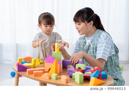 ブロックで遊ぶ児童と保育士 ブロックで遊ぶ児童と保育士 99646013