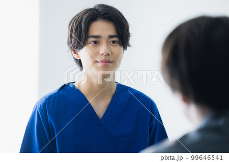スクラブの男性　医療  99646541