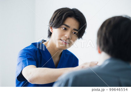 スクラブの男性　医療  99646554