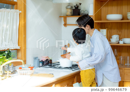 ファミリー　キッチン　お手伝い　 99646679