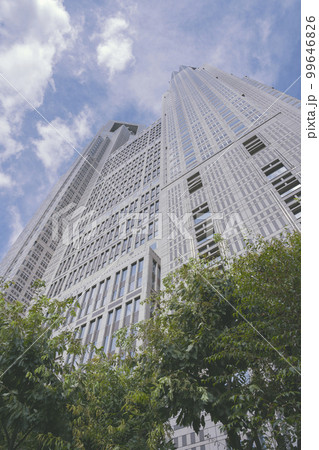 東京都新宿区の東京都庁(第一本庁舎・第二本庁舎・議会)を外観から見る風景 東京都新宿区の東京都庁(第一本庁舎・第二本庁舎・議会)を外観から見る風景 99646826