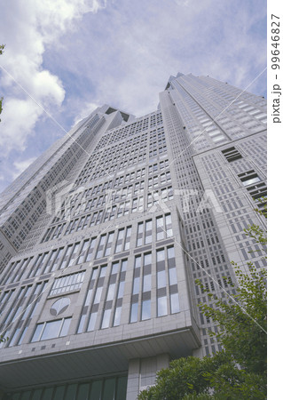 東京都新宿区の東京都庁（第一本庁舎・第二本庁舎・議会）を外観から見る風景 99646827