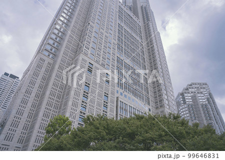 東京都新宿区の東京都庁(第一本庁舎・第二本庁舎・議会)を外観から見る風景 東京都新宿区の東京都庁(第一本庁舎・第二本庁舎・議会)を外観から見る風景 99646831