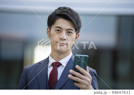 スマートフォンを持ったビジネスマン カメラ目線 ポートレート 撮影協力「LINK FOREST」 スマートフォンを持ったビジネスマン カメラ目線 ポートレート 撮影協力「LINK FOREST」 99647631