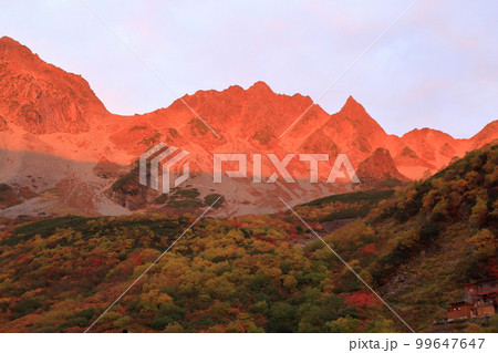 [定額] 紅葉の涸沢カールのテント場のモルゲンロート ( 10月 長野県 松本市 ) 99647647