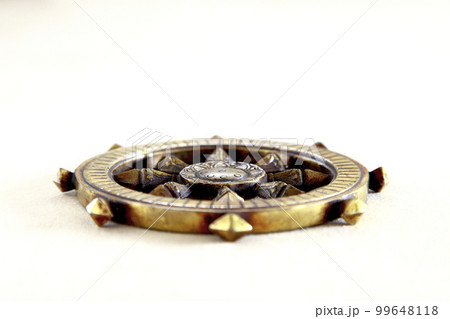 ほぼ真横から見た江戸時代の法輪（輪宝）密教法具 地鎮具 99648118