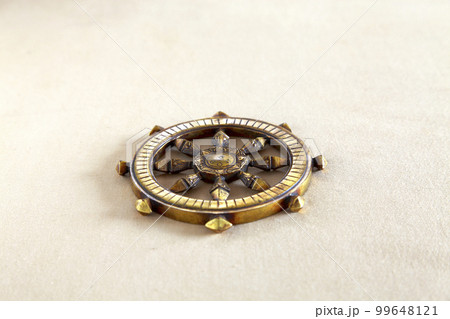 斜俯瞰から見た江戸時代の法輪(輪宝)密教法具 地鎮具 斜俯瞰から見た江戸時代の法輪(輪宝)密教法具 地鎮具 99648121