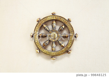 俯瞰から撮影した江戸時代の法輪（輪宝）密教法具 地鎮具 99648125