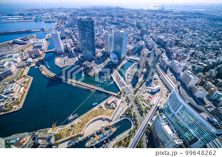 日本の横浜都市景観　横浜の街並みや桜木町駅、日本丸などを望む 99648262