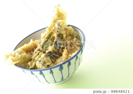 穴子と茄子、南瓜やインゲンの天ぷらが乗っている天丼 99648421