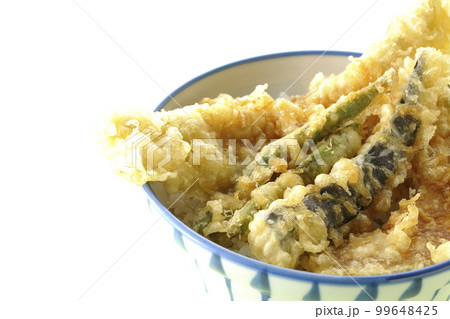 穴子と茄子、南瓜やインゲンの天ぷらが乗っている天丼 99648425