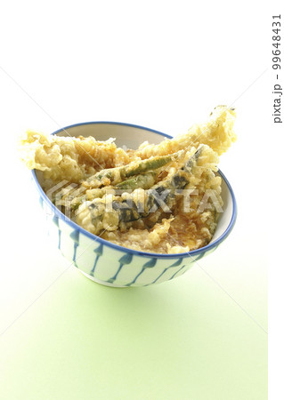 穴子と茄子、南瓜やインゲンの天ぷらが乗っている天丼 99648431