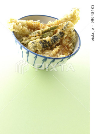 穴子と茄子、南瓜やインゲンの天ぷらが乗っている天丼 穴子と茄子、南瓜やインゲンの天ぷらが乗っている天丼 99648435