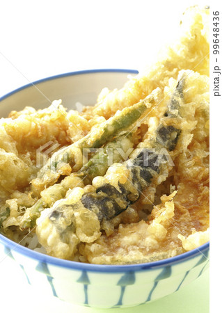 穴子と茄子、南瓜やインゲンの天ぷらが乗っている天丼 穴子と茄子、南瓜やインゲンの天ぷらが乗っている天丼 99648436