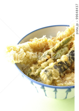 穴子と茄子、南瓜やインゲンの天ぷらが乗っている天丼 99648437