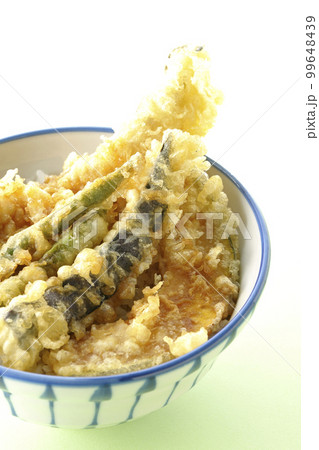 穴子と茄子、南瓜やインゲンの天ぷらが乗っている天丼 穴子と茄子、南瓜やインゲンの天ぷらが乗っている天丼 99648439