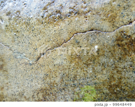 コンクリート構造物のひび割れを樹脂で塞いだ様子 99648449