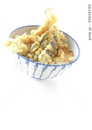 穴子と茄子、南瓜やインゲンの天ぷらが乗っている天丼を白背景で撮影 穴子と茄子、南瓜やインゲンの天ぷらが乗っている天丼を白背景で撮影 99648599