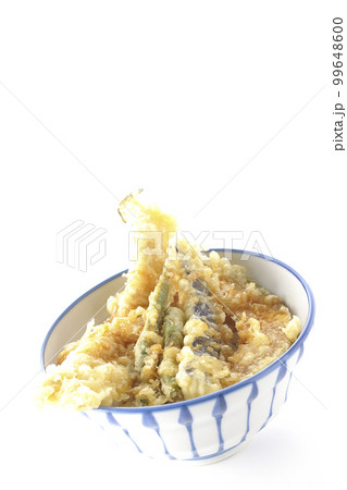 穴子と茄子、南瓜やインゲンの天ぷらが乗っている天丼を白背景で撮影 穴子と茄子、南瓜やインゲンの天ぷらが乗っている天丼を白背景で撮影 99648600