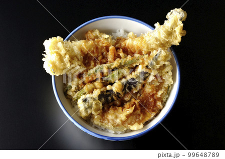 穴子と茄子、南瓜やインゲンの天ぷらが乗っている天丼を黒背景で俯瞰撮影 穴子と茄子、南瓜やインゲンの天ぷらが乗っている天丼を黒背景で俯瞰撮影 99648789