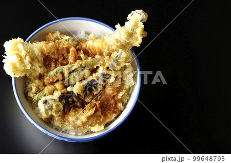 穴子と茄子、南瓜やインゲンの天ぷらが乗っている天丼を黒背景で俯瞰撮影 99648793