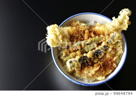 穴子と茄子、南瓜やインゲンの天ぷらが乗っている天丼を黒背景で俯瞰撮影 穴子と茄子、南瓜やインゲンの天ぷらが乗っている天丼を黒背景で俯瞰撮影 99648794