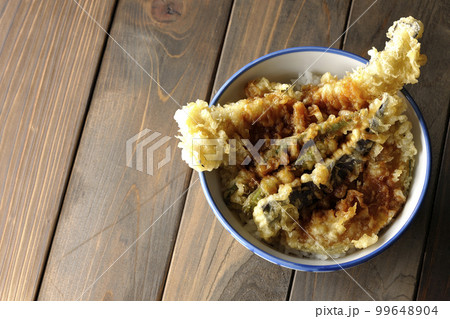 穴子と茄子、南瓜やインゲンの天ぷらが乗っている天丼を俯瞰で撮影 99648904
