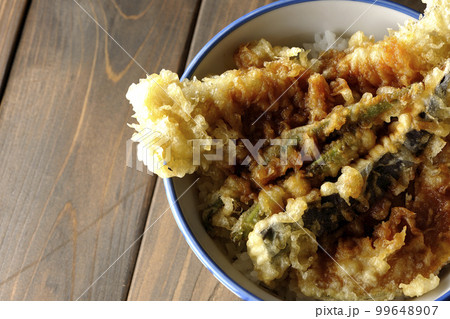 穴子と茄子、南瓜やインゲンの天ぷらが乗っている天丼を俯瞰で撮影 穴子と茄子、南瓜やインゲンの天ぷらが乗っている天丼を俯瞰で撮影 99648907