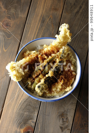 穴子と茄子、南瓜やインゲンの天ぷらが乗っている天丼を俯瞰で撮影 99648911