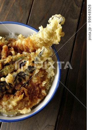 穴子と茄子、南瓜やインゲンの天ぷらが乗っている天丼を俯瞰で撮影 99648926
