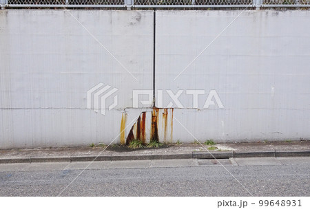 雨水の侵入によりコンクリート内部の鉄筋が錆びて錆び汁がでている様子 99648931