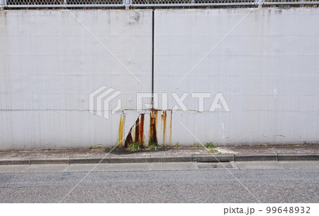 雨水の侵入によりコンクリート内部の鉄筋が錆びて錆び汁がでている様子 99648932