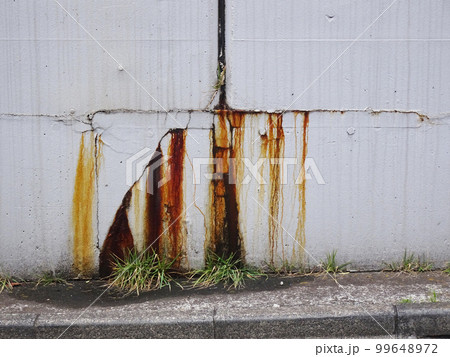 雨水の侵入によりコンクリート内部の鉄筋が錆びて錆び汁がでている様子 雨水の侵入によりコンクリート内部の鉄筋が錆びて錆び汁がでている様子 99648972