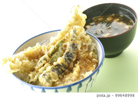 穴子と茄子、南瓜やインゲンの天ぷらが乗っている天丼とお味噌汁 穴子と茄子、南瓜やインゲンの天ぷらが乗っている天丼とお味噌汁 99648998