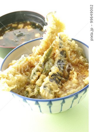穴子と茄子、南瓜やインゲンの天ぷらが乗っている天丼とお味噌汁 穴子と茄子、南瓜やインゲンの天ぷらが乗っている天丼とお味噌汁 99649002