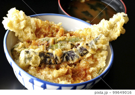 穴子と茄子、南瓜やインゲンの天ぷらが乗っている天丼とお味噌汁 99649016