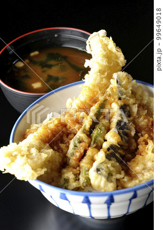 穴子と茄子、南瓜やインゲンの天ぷらが乗っている天丼とお味噌汁 穴子と茄子、南瓜やインゲンの天ぷらが乗っている天丼とお味噌汁 99649018