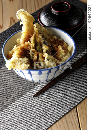 穴子と茄子、南瓜やインゲンの天ぷらが乗っている天丼とお味噌汁 99649024