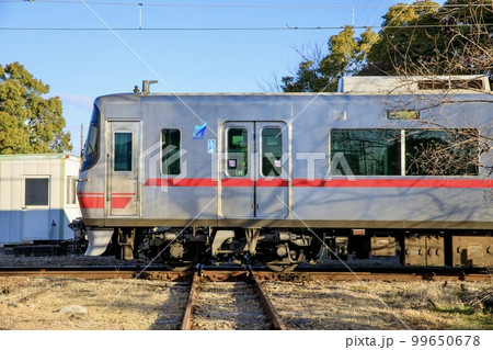 築港線のダイヤモンドクロッシングを通過する名鉄5000系電車 99650678