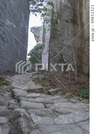 千葉県 鋸山 石壁 99652321